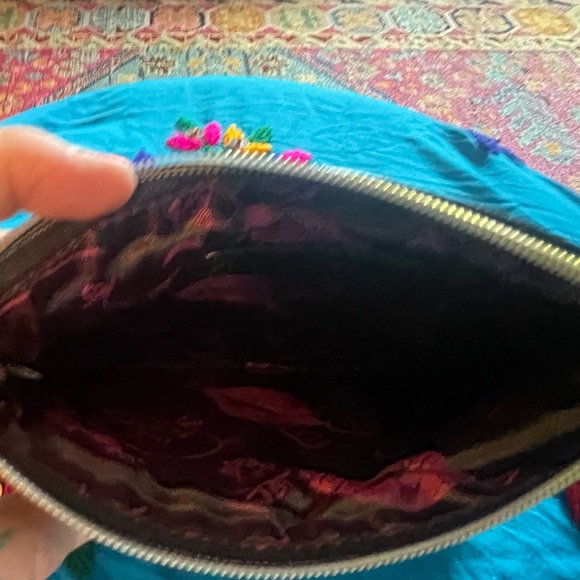 Tan and black Betsey Johnson zip up bag. Apx 8 x 6” EUC with no noted flaws! - Picture 8 of 9